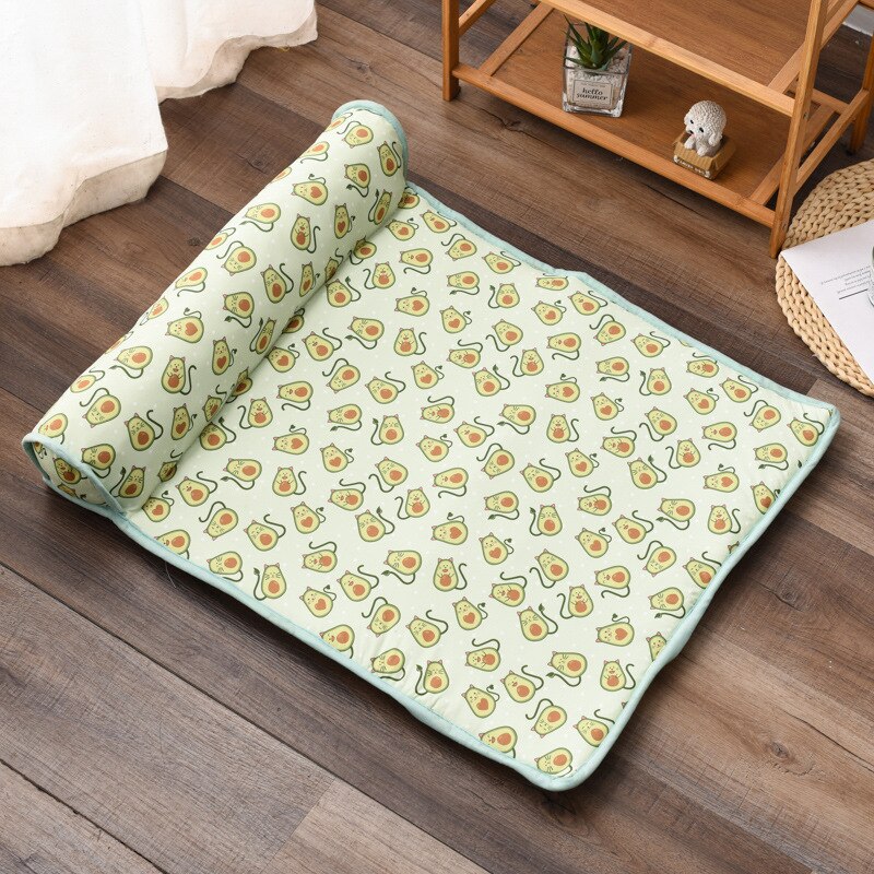 Tapis auto-refroidissant pour animal posé sur le sol du salon