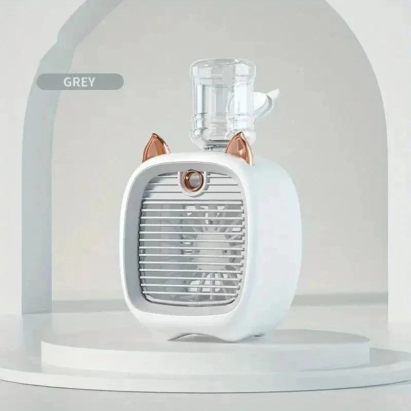 Mini refroidisseur d'air Brisora diffusant une brume légère sur un bureau