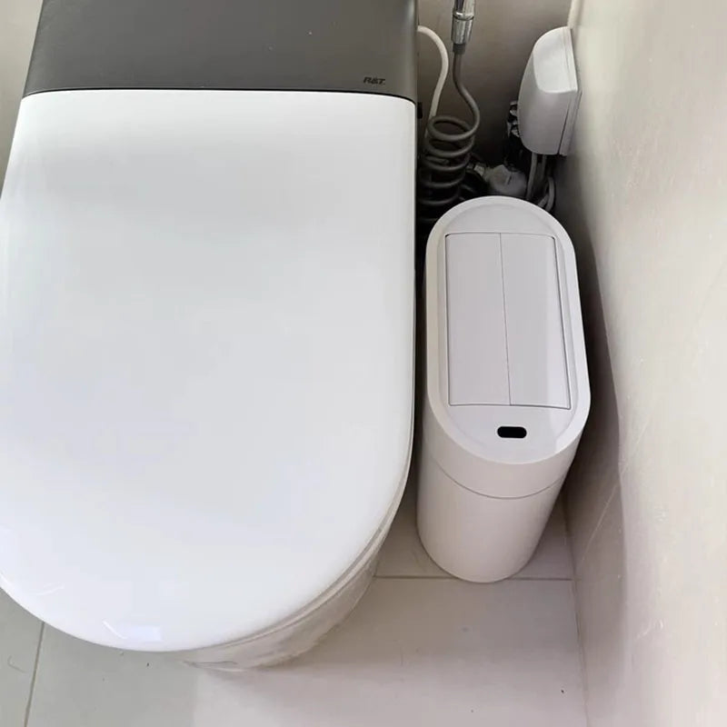 Poubelle fine pour salle de bain installée entre lavabo et meuble