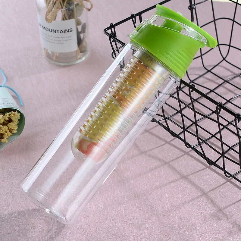 Détail de l’infuseur à fruits Frulisse à l’intérieur de la bouteille