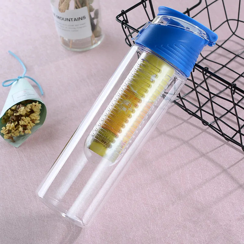 Frulisse utilisée pour préparer une eau fraîche aux fruits à la maison