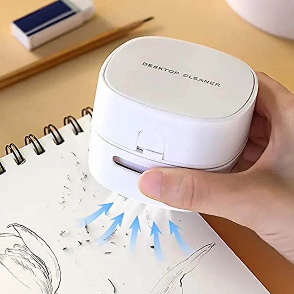 Mini-aspirateur Clariqo utilisé pour nettoyer un bureau