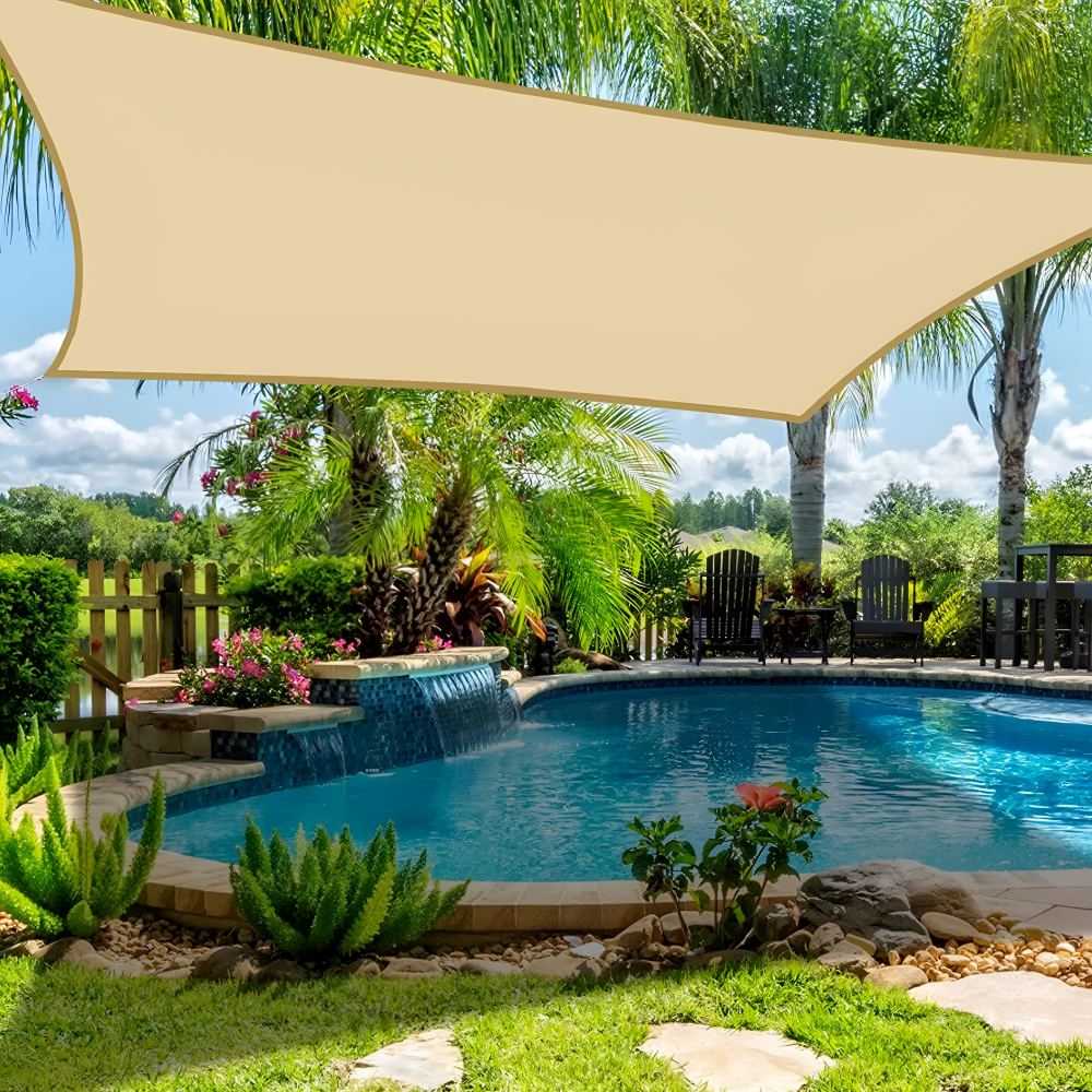 Voile d'ombrage rectangulaire imperméable tendue au-dessus d'une terrasse extérieure