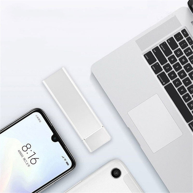 SSD portable Nexorio en aluminium avec connexion USB-C sur fond clair