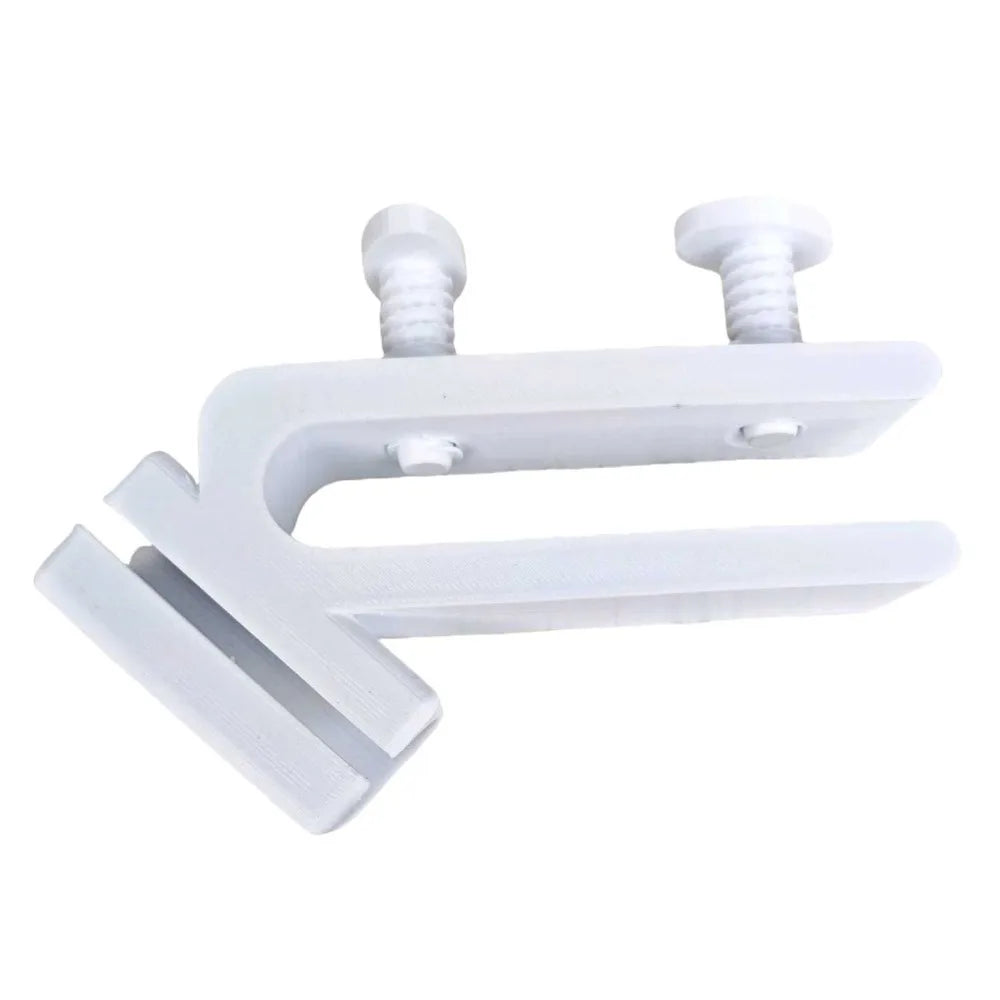 Clip ClariGrip fixé sur le bord d’un seau avec tuyau d’arrosage maintenu en place