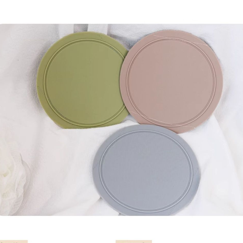 Ensemble de plusieurs angles du gant exfoliant Derméa en silicone