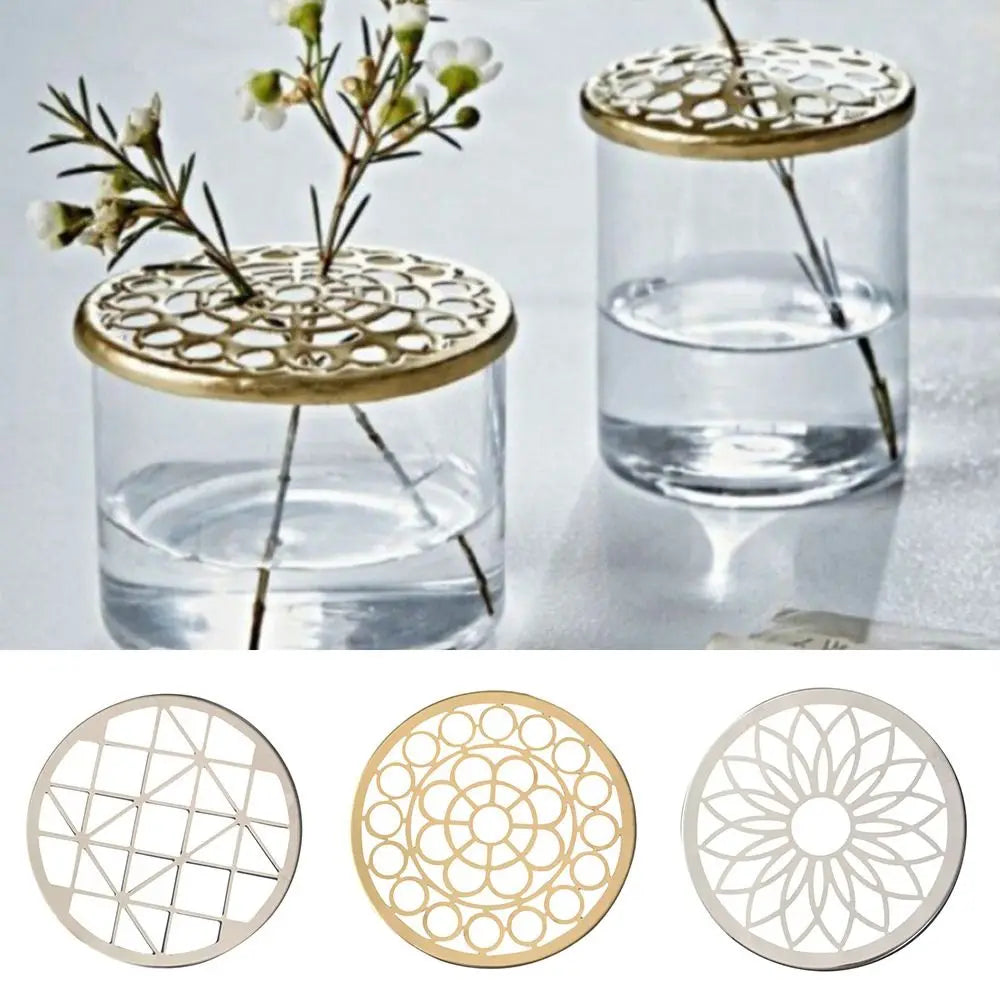 Gros plan sur la grille métallique Floralyse utilisée pour organiser les tiges dans un vase