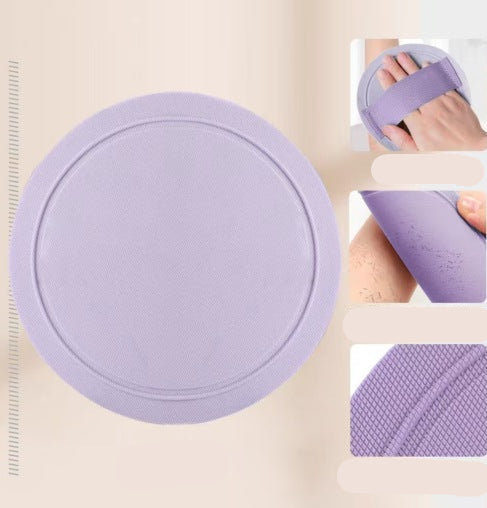 Gant exfoliant Derméa en silicone rose sur fond clair