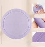 Gant exfoliant Derméa en silicone rose sur fond clair