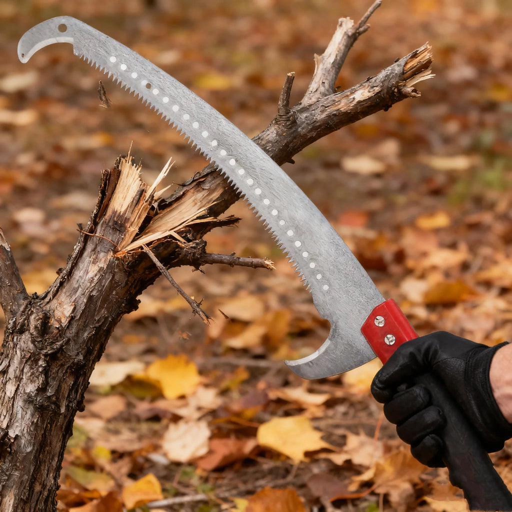 Ébrancheur Arbovix avec manche télescopique allongé dans un jardin