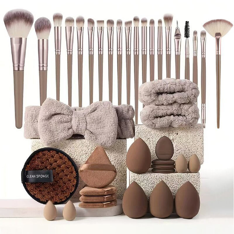 Gros plan sur les poils doux des pinceaux de maquillage Veloura