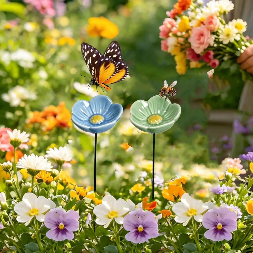 Gros plan sur la fleur en céramique Floréa servant d'abreuvoir pour abeilles