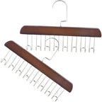 Porte-ceintures en bois avec crochets en inox suspendu dans un dressing