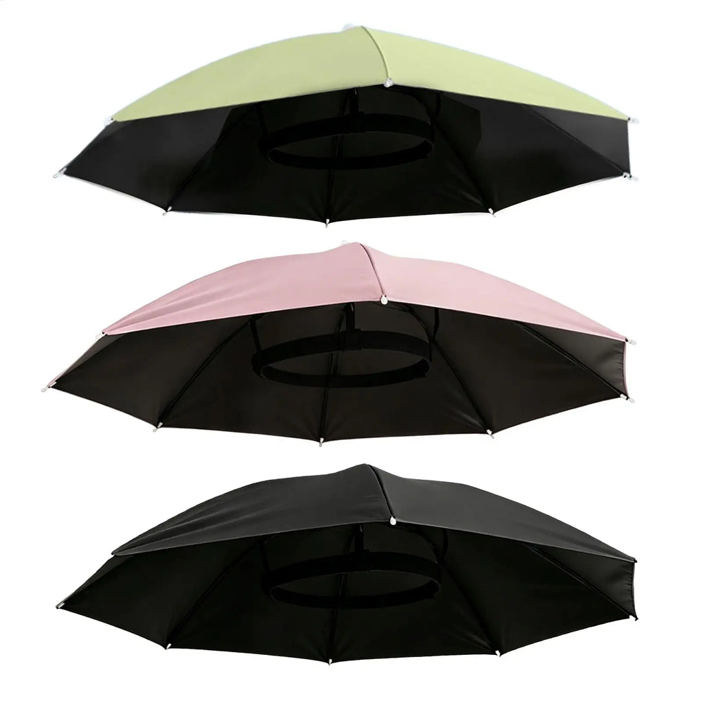 Personne portant un parapluie chapeau mains libres en extérieur sous la pluie