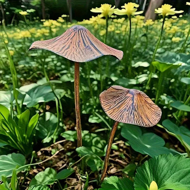 Champignons en métal rustique plantés dans un massif extérieur