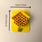 Hôtel à abeilles Pollinova installé en extérieur parmi les plantes du jardin
