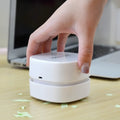 Aspirateur de bureau Clariqo sans fil posé sur un espace de travail