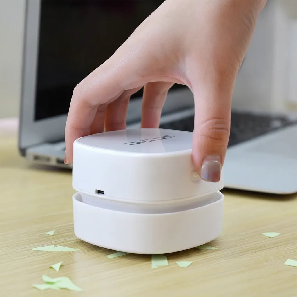Aspirateur de bureau Clariqo sans fil posé sur un espace de travail