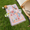 Couverture de pique-nique bohème multicolore avec franges étendue en extérieur